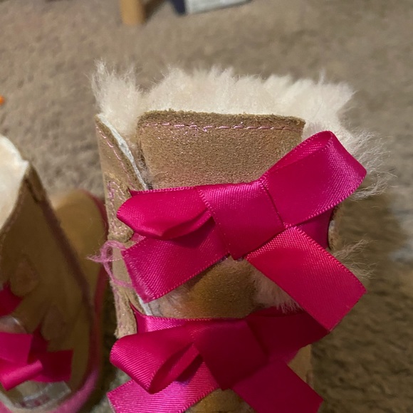 Little Girl’s Tan & Pink Ugg’s size 9 - Picture 3 of 5